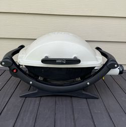 Weber Q1000 1-Burner Portable Propane Gas Grill in Titanium
