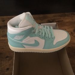 New Women’s Air Jordan 1 Mid size 7,5