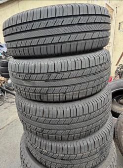 225/60/18 Michelin Selling a set of 4 tires in excellent condition 🫡