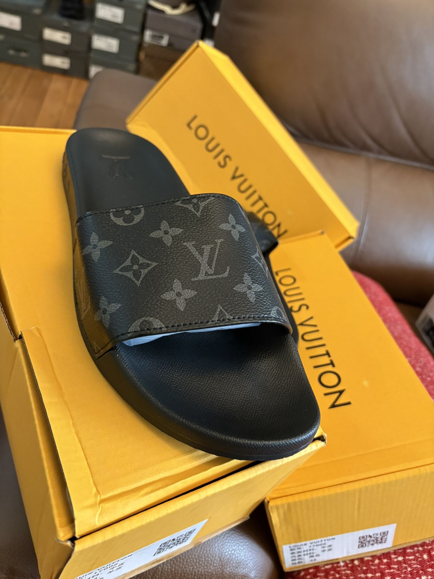 L¥ Men’s Slides In A Size 10 Fits 9.5-10 Size 43 Euro