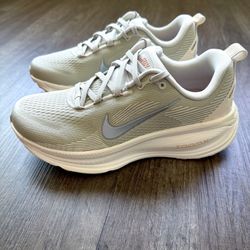 NEW Nike Vomero 18 Light Bone Metallic Silver HM6804-012 Women’s Size 8.5 No box lid