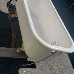 Claw Foot Tub ( Used- Need Reglazing)