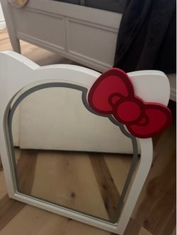 Hello Kitty mirror come with lights up    Like new