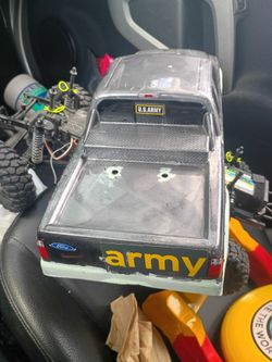 AXIAL 4X4 RC . UNTESTED AS IS !!! NO REMOTE!!