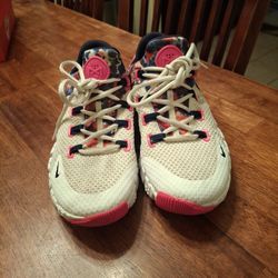 Nike Tennis Shoes Size 9