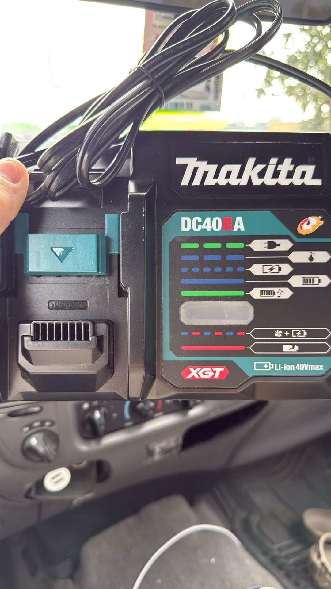 Makita 40 V Charger