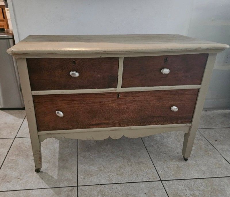 🌾 Vintage Farmhouse 3-Drawer Dresser – Solid Wood with Keyholes