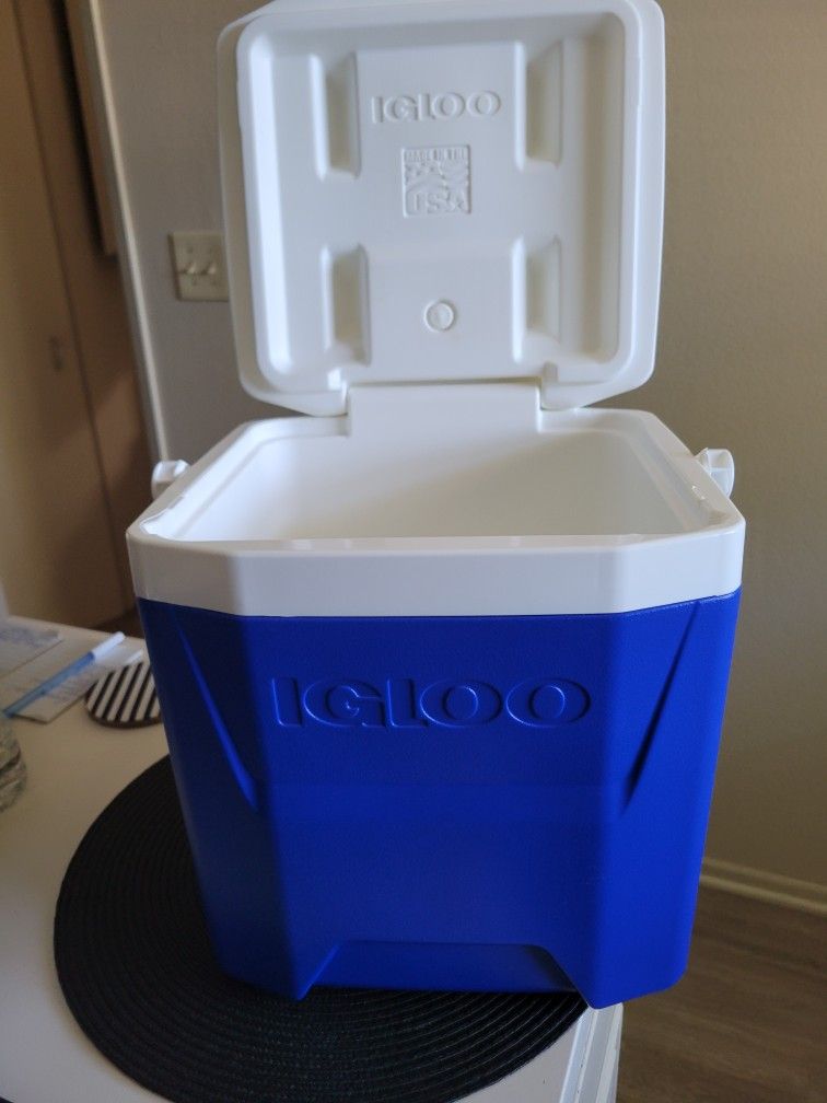 Brand NEW Igloo 12 QT cooler