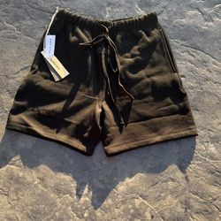 Black essentials shorts