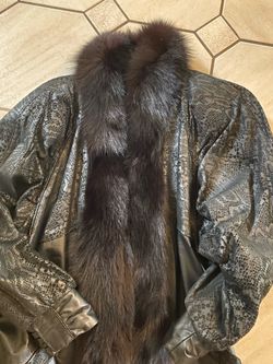 Beautiful fur and leather coat. Size S/M