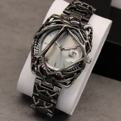 Gothic Asymmetrical Silver Dial Analog Wristwatch Metal Band Date Indicator