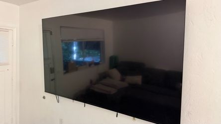 Vizio TV – cracked screen – powers on – for parts/repair