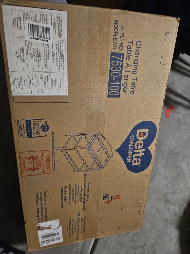 DELTA CHANGING BABY TABLE- White