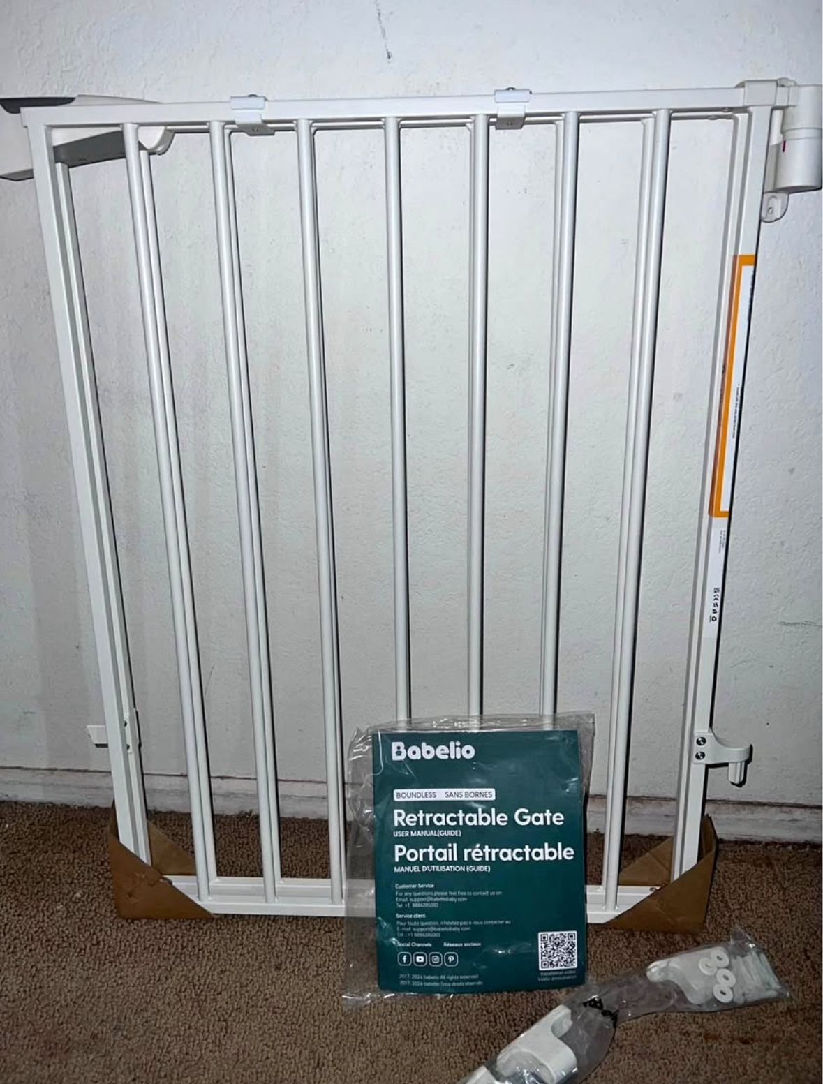 Extra Wide Pet Gate / Safety Gate - Fits Openings 26” - 43”
