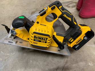 Dewalt 20-Volt MAX 7-1/4 in. Cordless Circular Saw DCS590