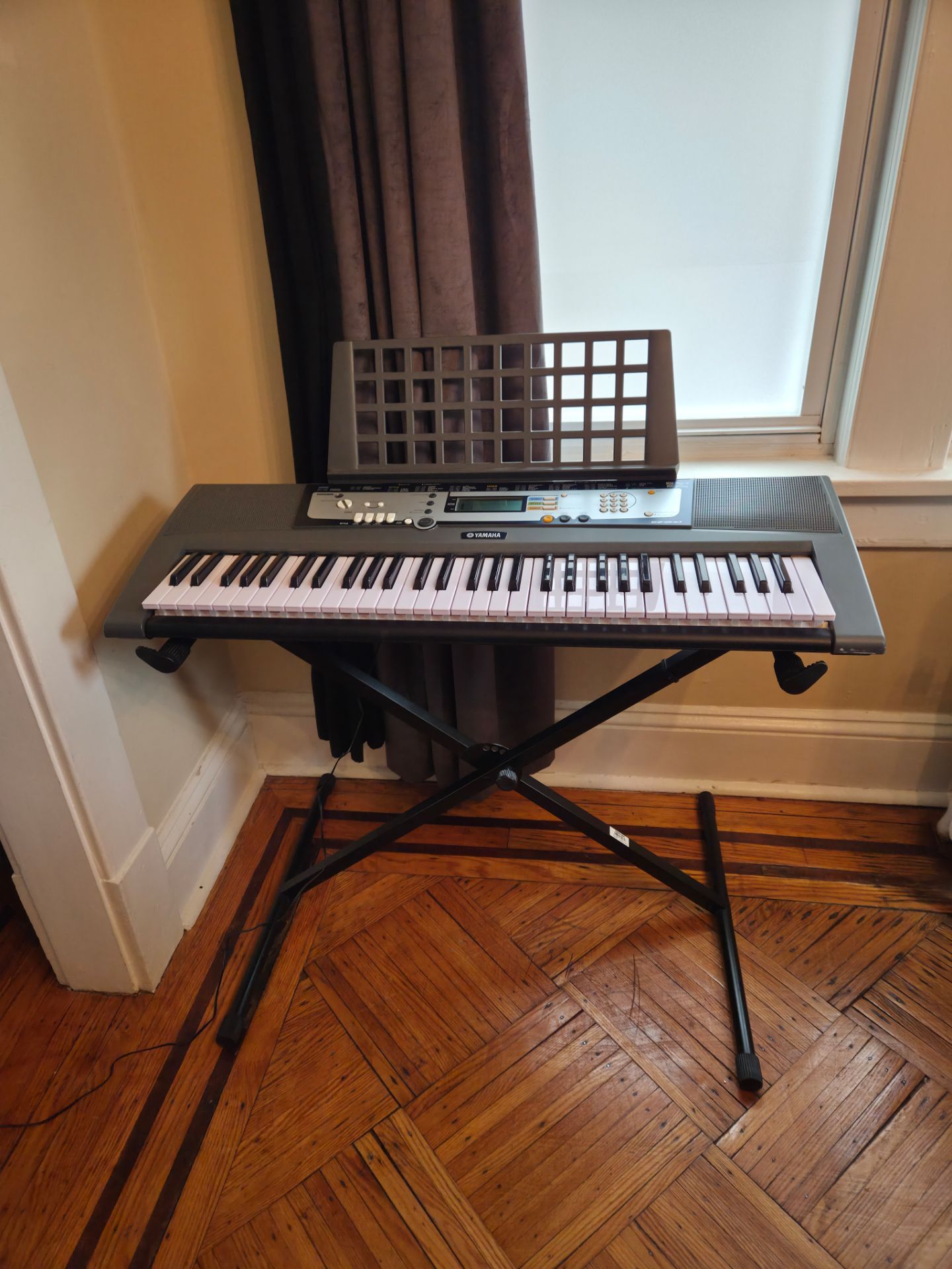 Yamaha EZ-200 61-Key Lighted Portable Electronic Digital Keyboard Piano
Rarely used
