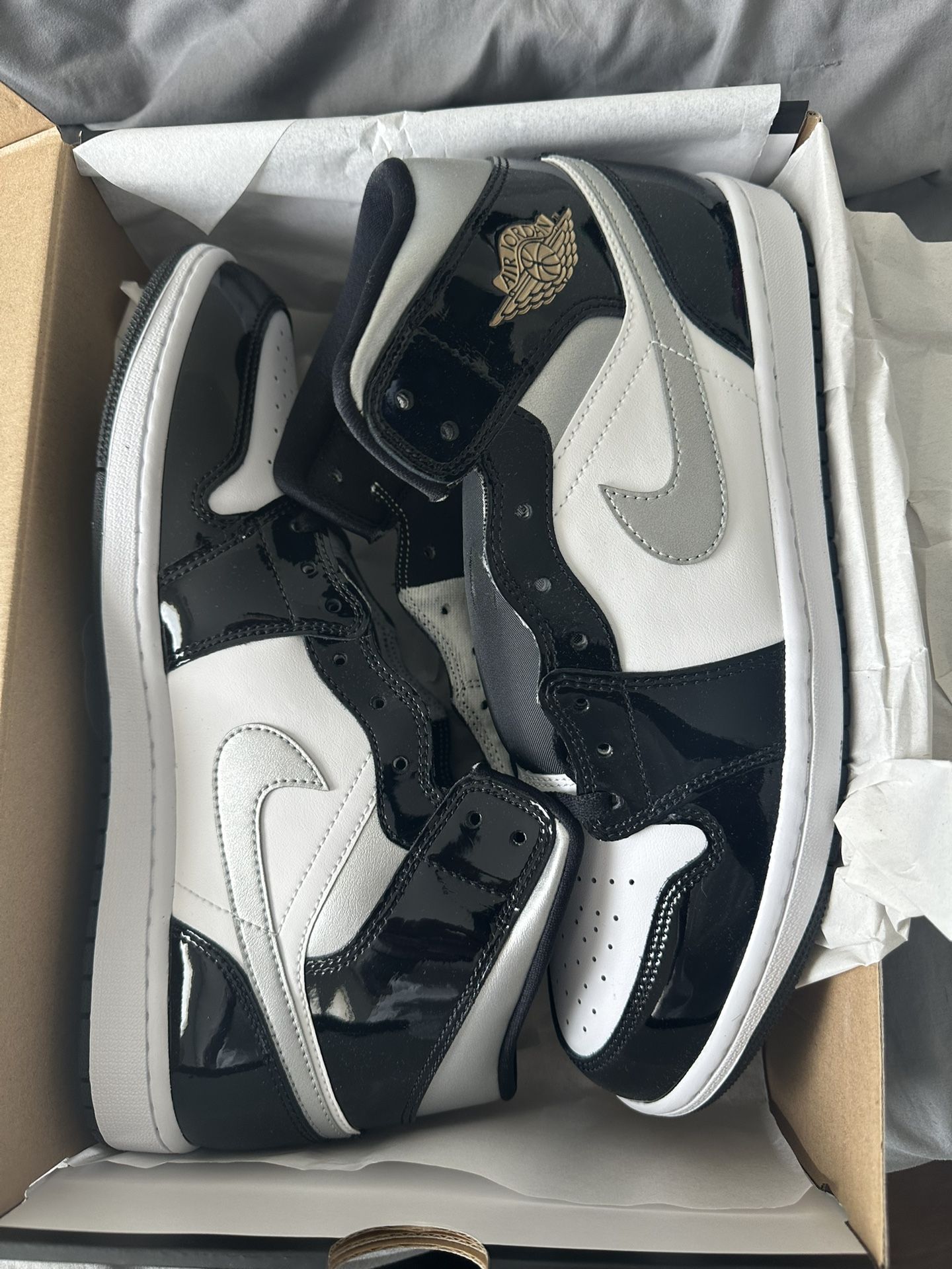 Never Worn Jordan 1 Black Metallic Gold