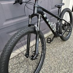 2024 Trek Roscoe 7 Mountain Bike 
