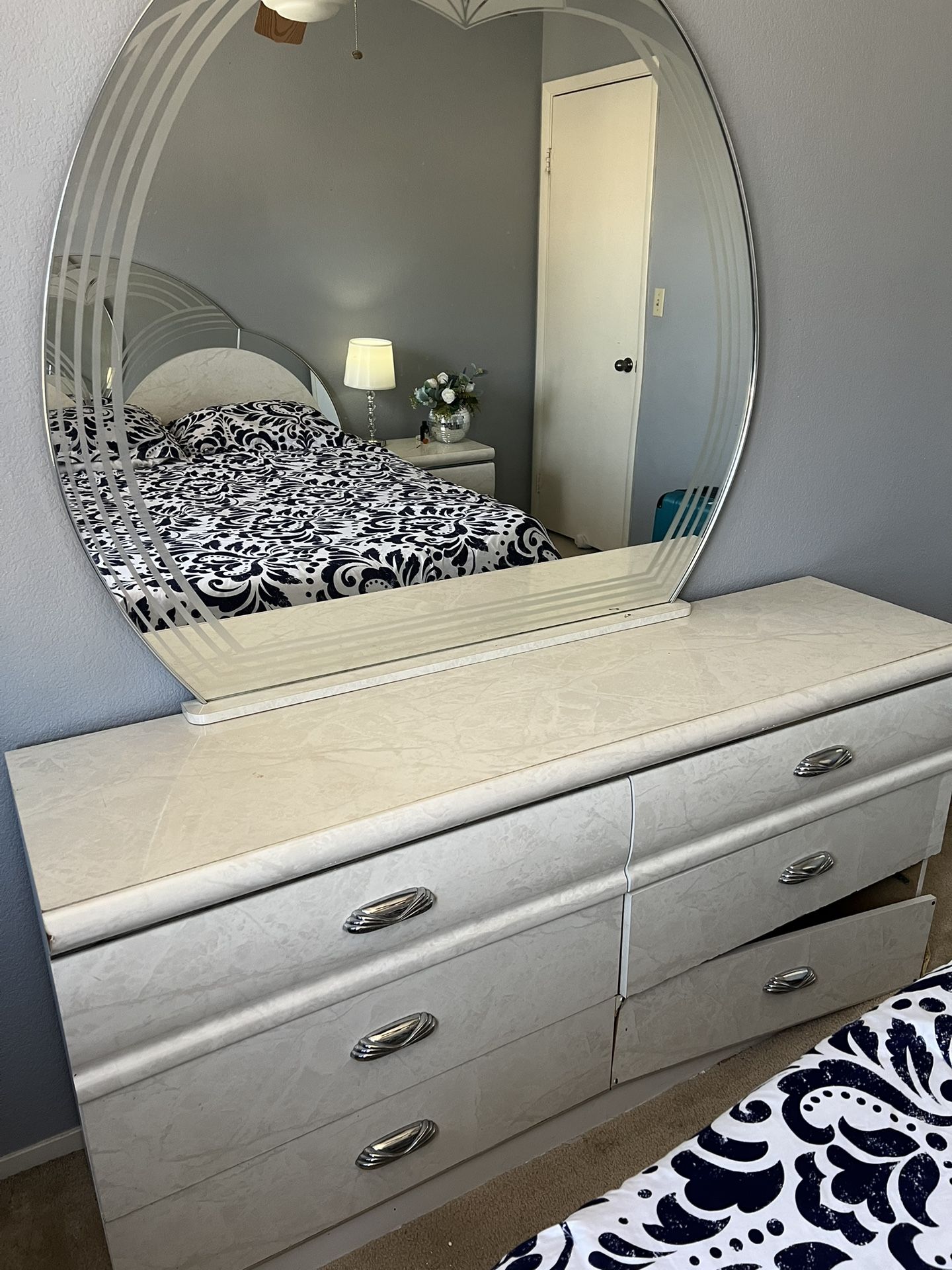 Dresser With Mirror.