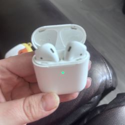 Air Pods And Speaker 