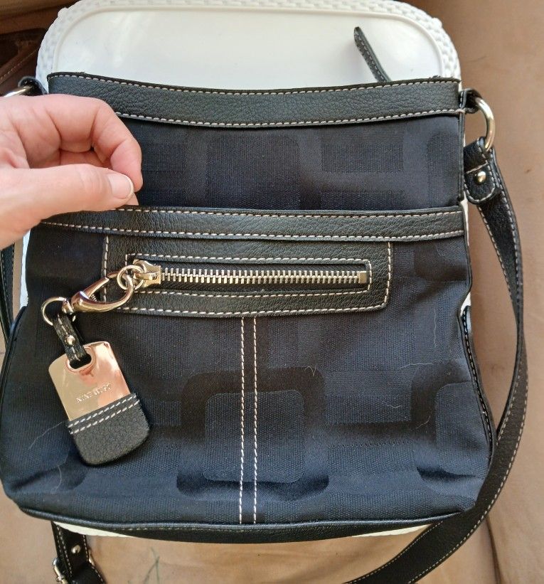 Nine West Black Crossbody Bag With Zipper And Detachable Keychain