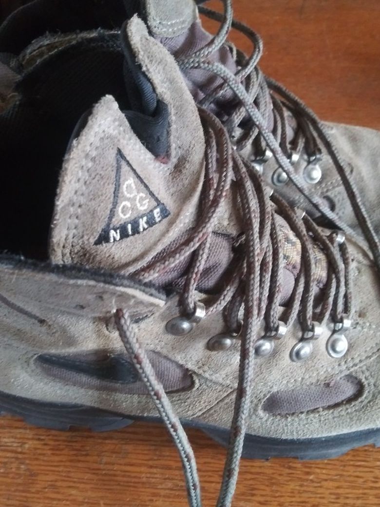 NIKE ACG HIKE BOOTS SZ.7.5