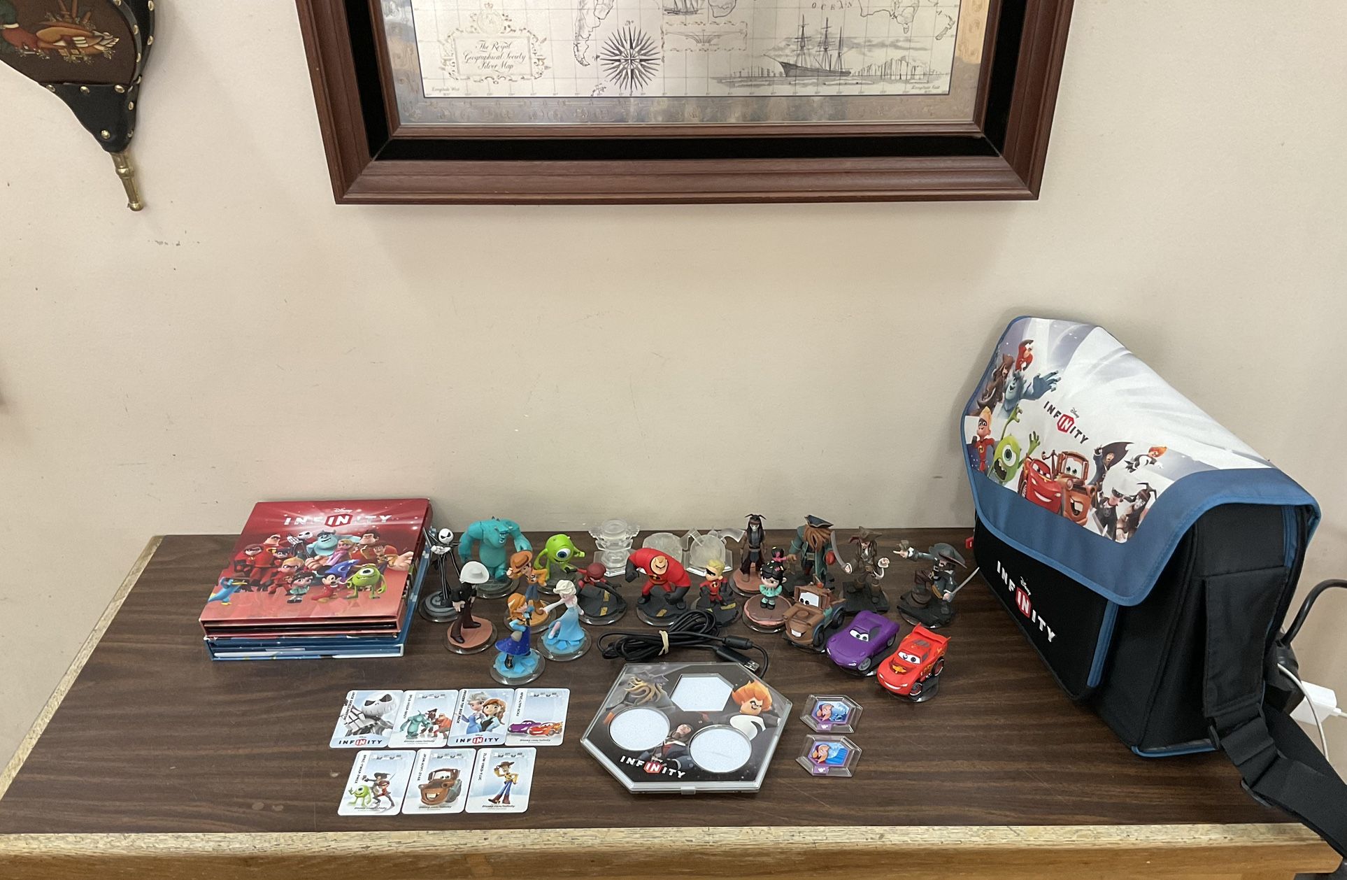DISNEY INFINITY 1.0 PS3, PS4, WII, WII U 18 FIGURES, BASE, 3 PLAYSET CRYSTALS, 46 POWER DISCS IN BLUE DISNEY INFINITY STORAGE BAG