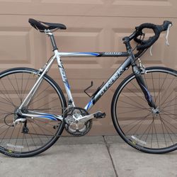 700x25c. TREK 1000 MENS ROAD RACING BIKE(L).56CM. ALUMINUM & CARBON FIBER. FRESHLY TUNE UP EXCELLLENT CONDITION 👌🏼