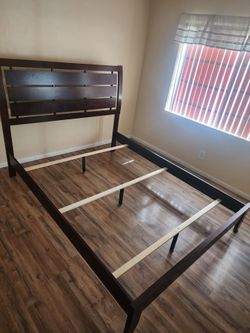 Queen bedframe