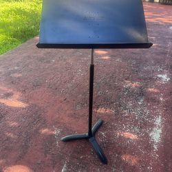 Pultito or stand for church