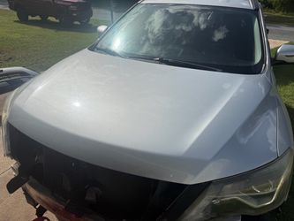 2018 Nissan Pathfinder hood in front bumper