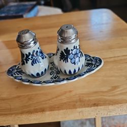 DELFT SALT AND PEPPER SHAKERS WITH TRAY