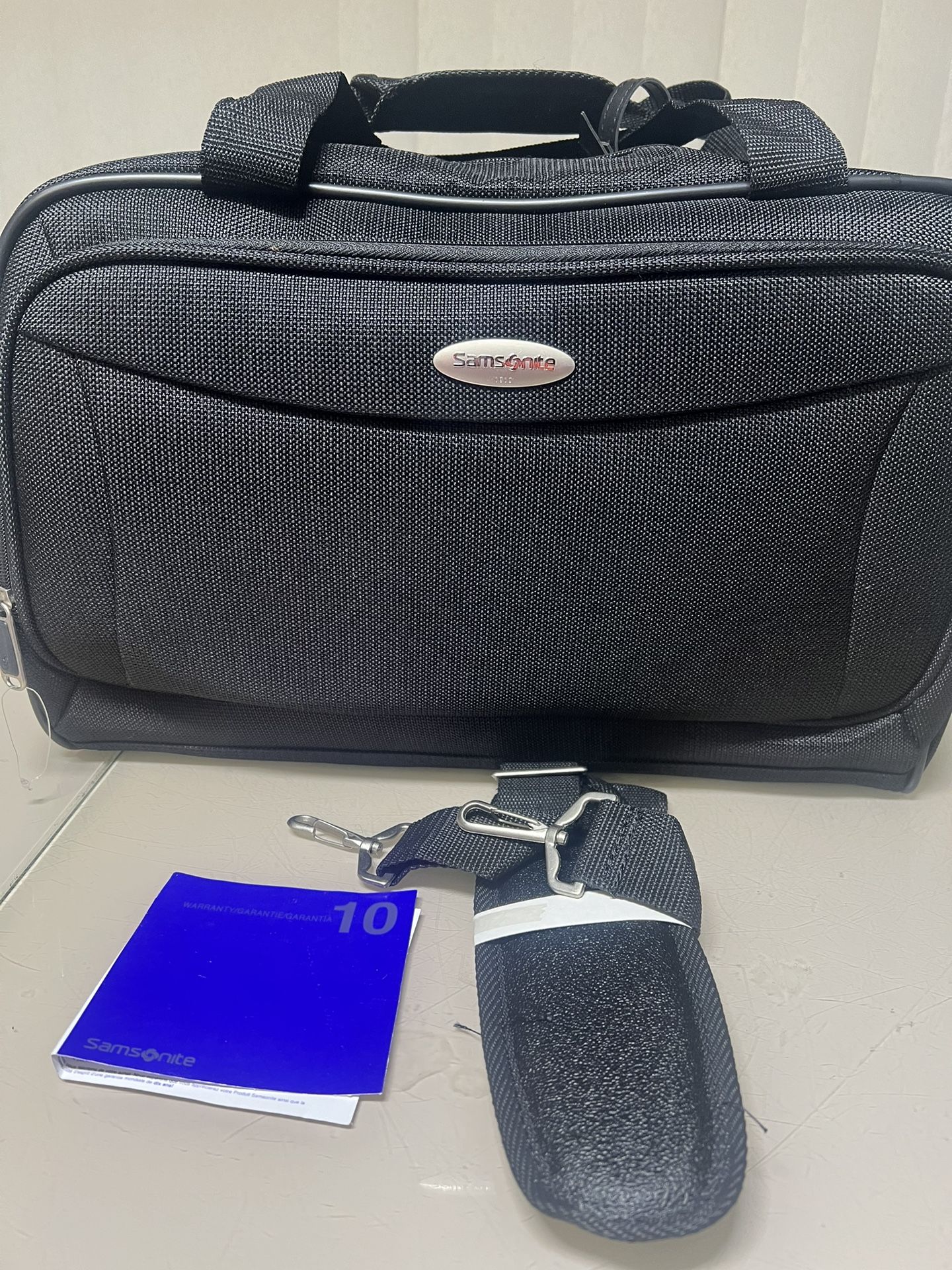 Samsonite 16 Inch Travel Duffle Bag Black Double Compartments NWOT.