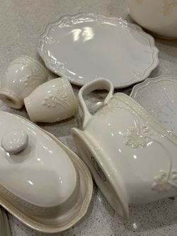 Dinnerware set