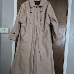 FEMALE RAIN COAT REMOVABLE LINER  LIKE NEW  SIZE  16  