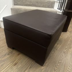 Brown leather ottoman like new,  for only $25 each ( 20 available) 30” large,  23” de wide and 16 1/2 de high 