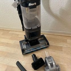Shark Lift Away DuoClean Bagless Vacuum cleaner