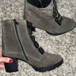 Women’s Boots Never Worn There To Big !