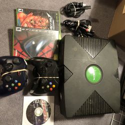 Original Xbox Console Bundle. 4 Games, 2 Controllers