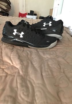 Under armor Stephen Curry’s. Size 5/5