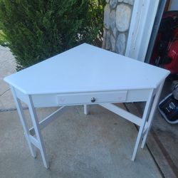 Corner Desk – White – Great Condition