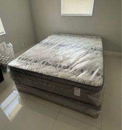NEW MATTRESS QUEEN SIZE PLUSH WITH BOX SPRING