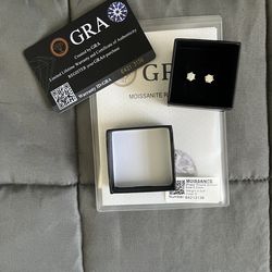 Mossianite stud earrings (Passes Diamond tester)