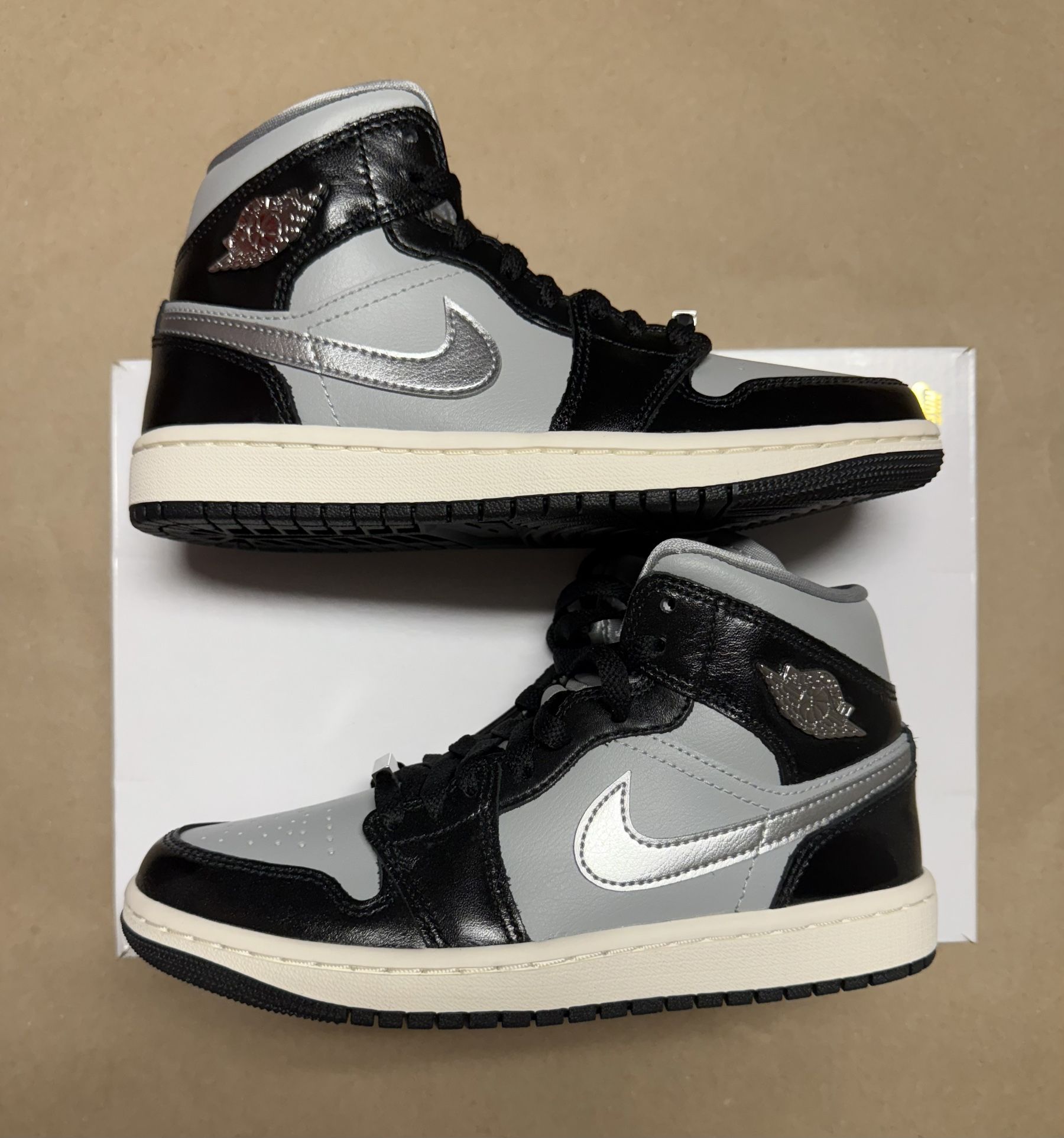 Nike Air Jordan 1 Mid SE Retro Women’s size 5.5 Rare NEW!