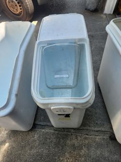 Rubbermaid Carts