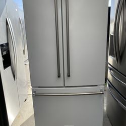 Kitchen Aid beautiful stainless steel refrigerator French door everything works perfectly first come first served 