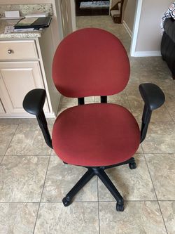 Steelcase fully adjustable office/dorm chair. Steele case fully adjustable office/dorm chair