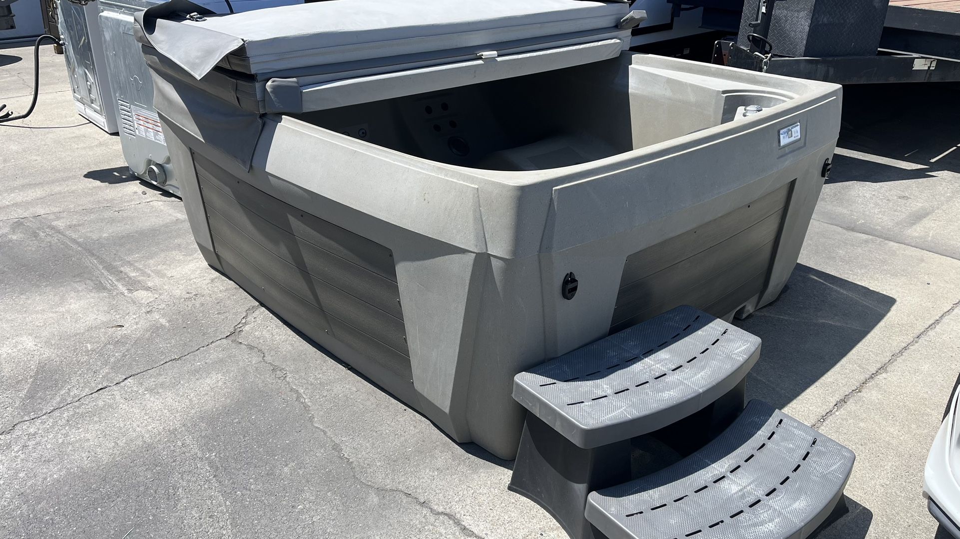 2020 Lifesmart Tierra Spa Hot Tub With Cover And Step 220v