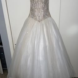 White And Gold Quinceañera Dress Size 4