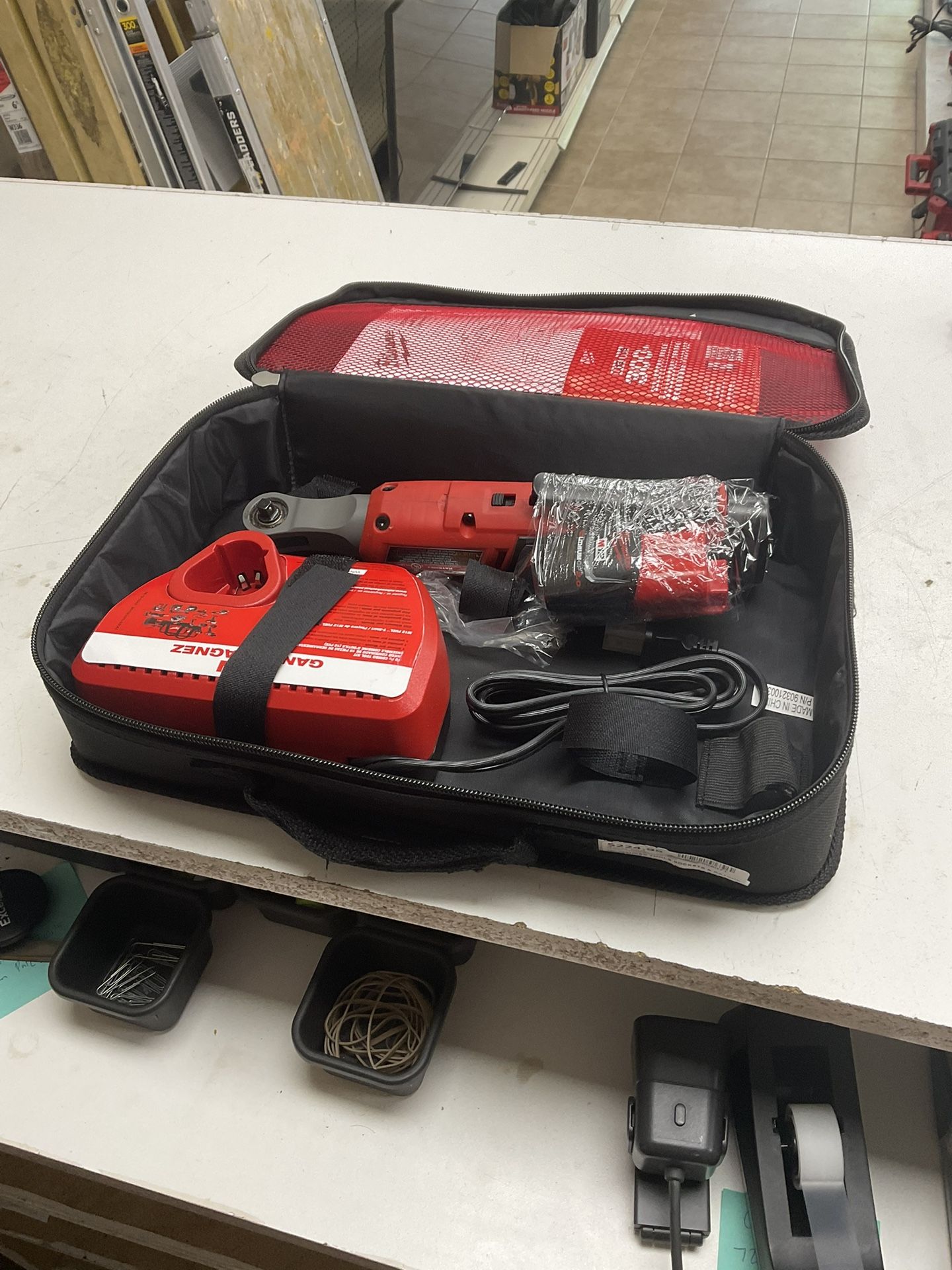 Milwaukee Ratchet & Battery Set